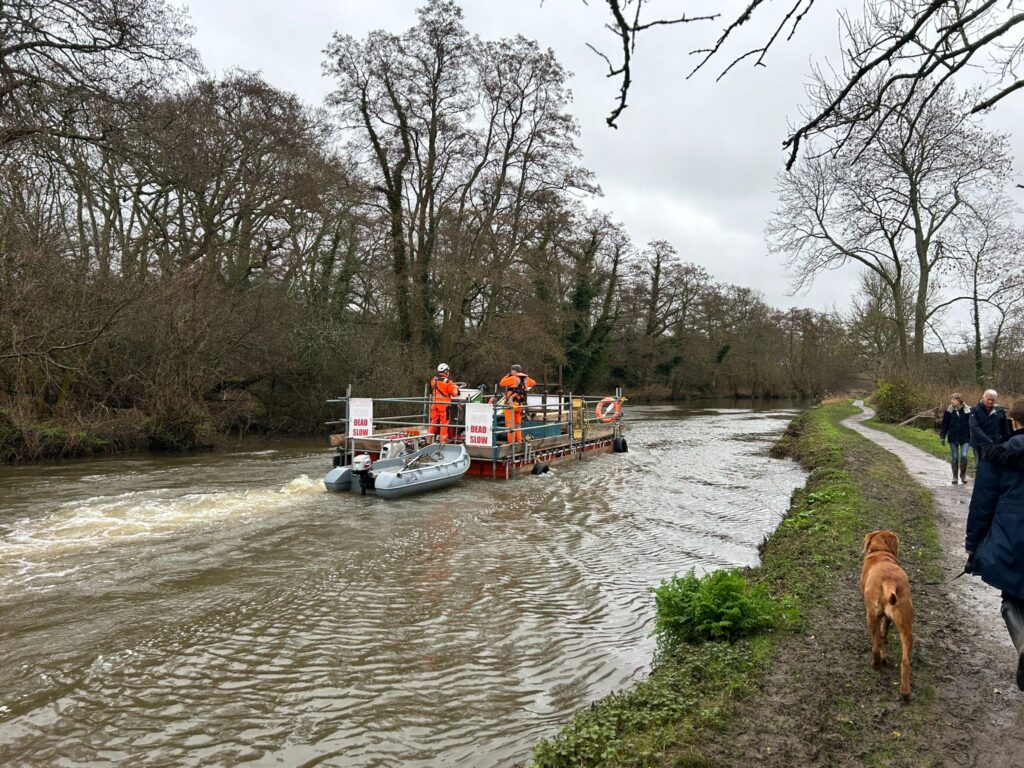 We mobilised 8m x 4m pontoon with over 3.5t payload capacity to carry materials and give access to a remote bridge on the River Tillingbourne.